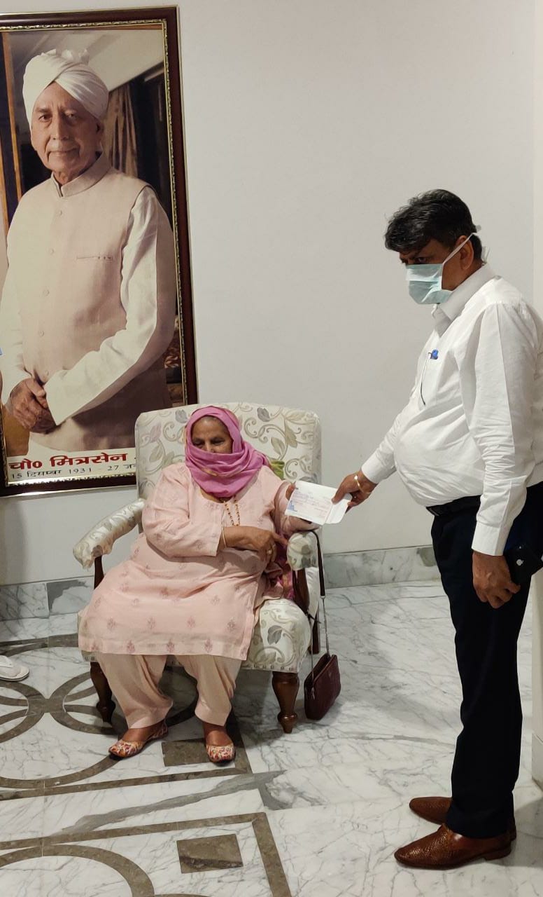 Coronavirus Pandemic कोरोना संकट में जरूरतमंदों की मदद में जुटा हैं परम मित्र मानव निर्माण संस्थान 